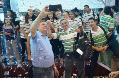 En el nuevo microestadio del Jaime Zapata Peppo despidi� a 700 j�venes que representar�n al Chaco en los Juegos Evita