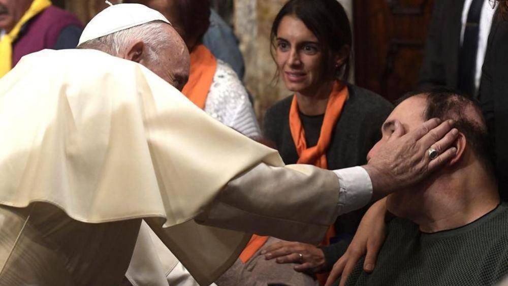 El Papa: se ve de arriba a abajo solo para ayudar al prjimo a levantarse
