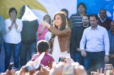 Junto a Sujarchuk, Cristina le pidi� a Cambiemos que inaugure m�s hospitales