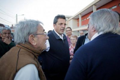 De campa�a en Ituzaing�, Massa tambi�n le apunt� a Macri por un hospital inconcluso