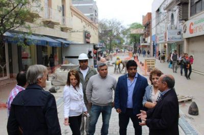 Funcionarios municipales supervisaron el avance de la obra de semipeatonalizaci�n de calle Libertad