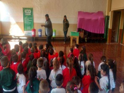 Les ense�an a los alumnos a cuidar el medio ambiente y a reducir los residuos diarios