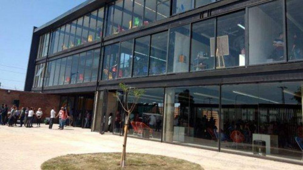 Mauricio Macri y Jos� Corral recorren el nuevo edificio NIDO en Barranquitas