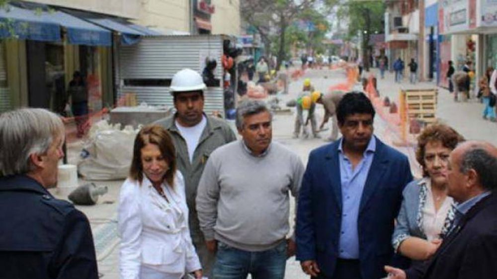 Funcionarios supervisan obra de la semipeatonal en calle Libertad
