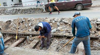 En la obra de cloacas, apareci� el tranv�a