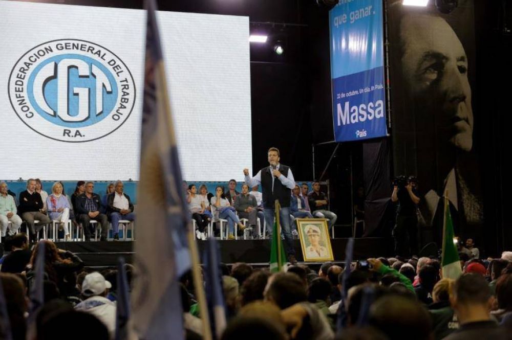 En el final de la campa�a, Massa y los suyos se abrazaron fuerte a la CGT