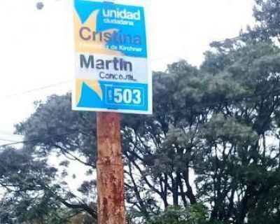 Elecciones 2017: El Municipio retir� carteles que Unidad Ciudadana coloc� en columnas de alumbrado p�blico