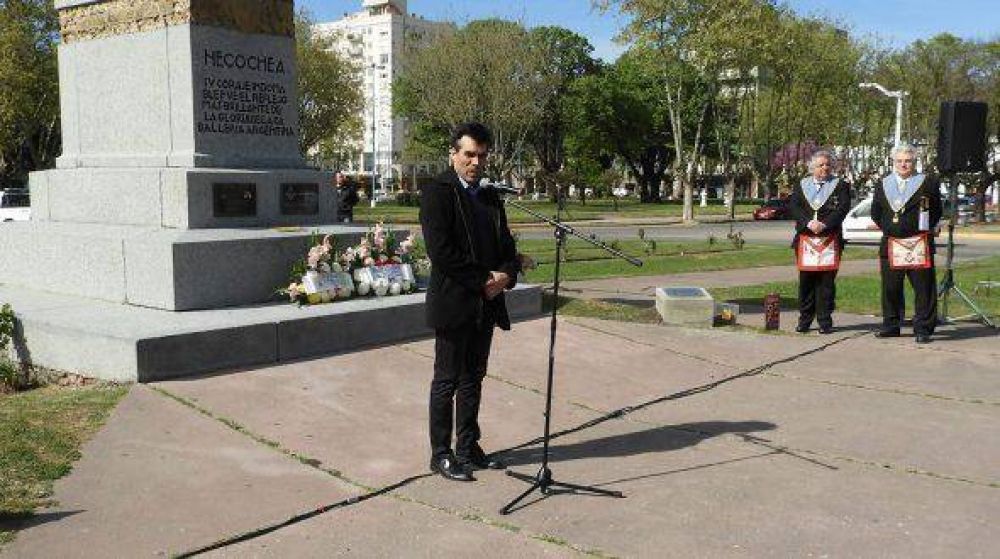 L�pez encabez� el acto por el 136� aniversario de Necochea