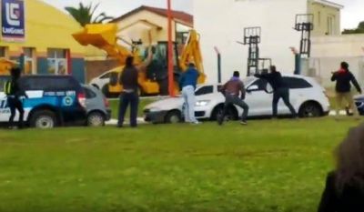 Huevazos a Macri, en su llegada a Santa Rosa