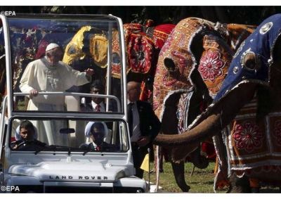 El Papa al Comit� Organizador de su visita a Sri Lanka �Su presencia ha tra�do algo de la atm�sfera fragante de su pa�s a nuestra casa�