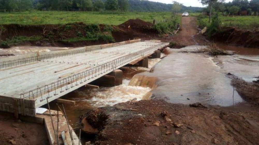 Programa 100 Puentes: Construyen pasarela en arroyo Once Vueltas