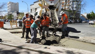 Arreglan bache en 62 y 55