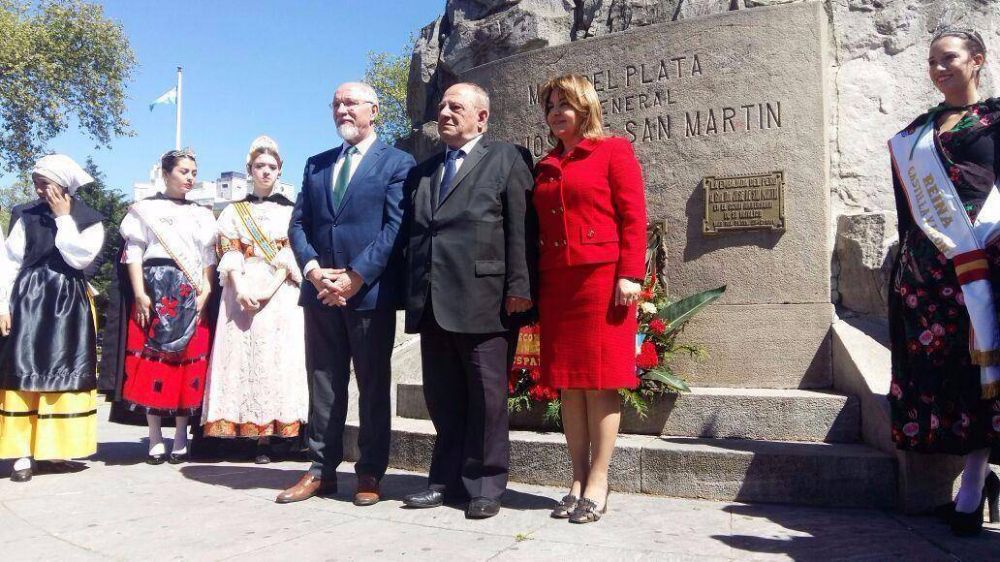 Al grito de ��Viva Espa�a!�, Arroyo encabez� el acto por el D�a de la Hispanidad