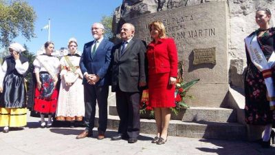 Al grito de ��Viva Espa�a!�, Arroyo encabez� el acto por el D�a de la Hispanidad