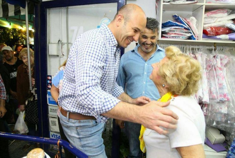 Molina y candidatos realizaron una caminata por Bernal centro