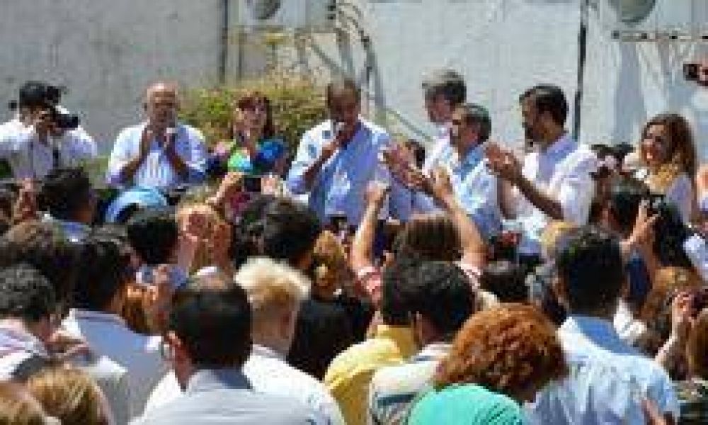 Mart�nez cerr� campa�a junto a Marcos Pe�a y Paredes Urquiza