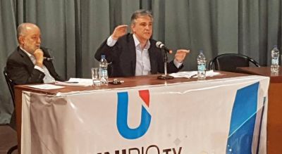 Llaryora: El que no debate algo oculta
