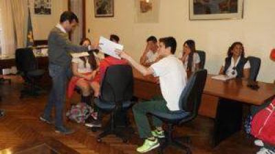 L�pez reconoci� a alumnos que aplicaron sistema de energ�a renovable en el Hospital de Quequ�n