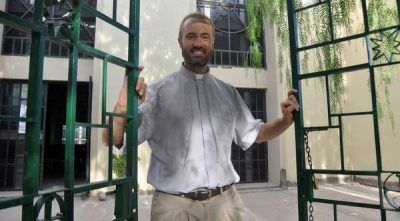 Un reconocido cura de Mendoza se enamor�, abandon� los h�bitos y se fue de la provincia