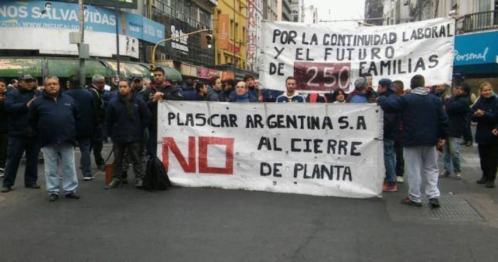 Los 243 despedidos de Plascar pidieron que se reac
