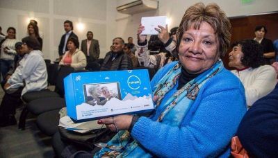 Por d�a dan 400 tablets para los adultos mayores en Salta