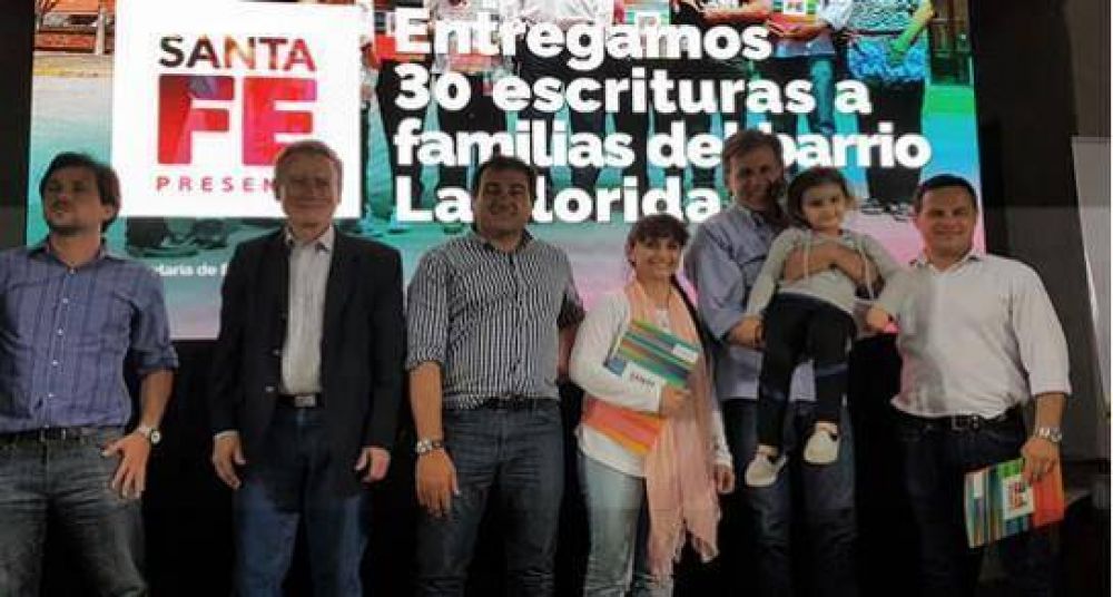 La provincia entreg� 30 escrituras a familias del barrio La Florida