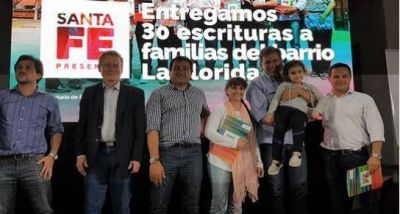 La provincia entreg� 30 escrituras a familias del barrio La Florida