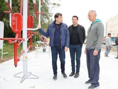 Se instalaron nuevas plazas deportivas en el Paseo Costanero de Santa Teresita