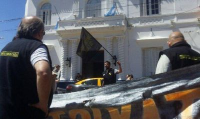 Taxistas reclamaron al intendente Ducoté que clausure oficina de UBER que funciona en Pilar