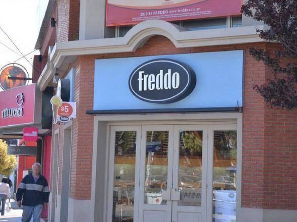 Conflicto y manifestaciones en las heladeras Freddo de Mar del Plata