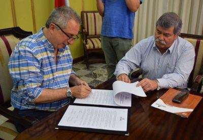 La Provincia y empresas de la foresto industria firman acuerdo para finalizar f�brica de viviendas y construir 60 mil casas en diez a�os