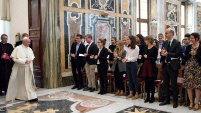 El Papa a los estudiantes franceses: l�brense de la fascinaci�n del dinero