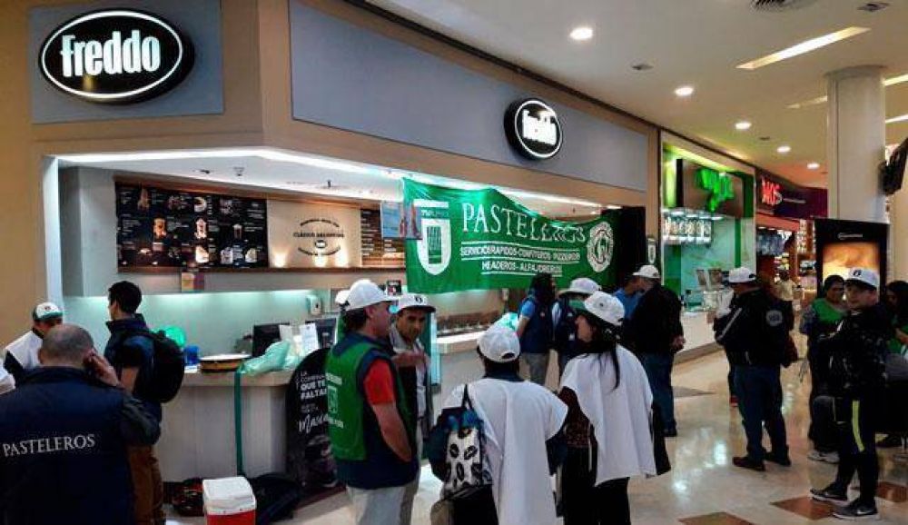 Empleados de Freddo se manifiestan en los locales marplatenses