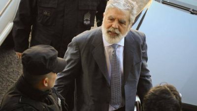 Julio De Vido dice que no renuncia, pero mand� a vaciar su despacho