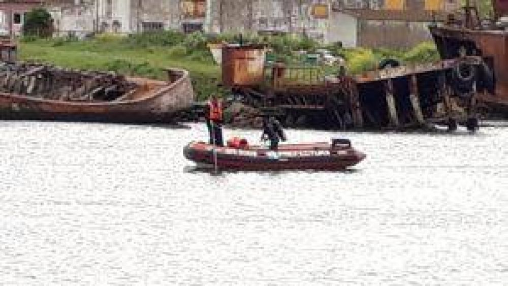 Se repara el ca�o cloacal que atraviesa el r�o