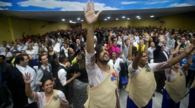 Uno de cada cinco cat�licos latinos se pasa a las iglesias evang�licas