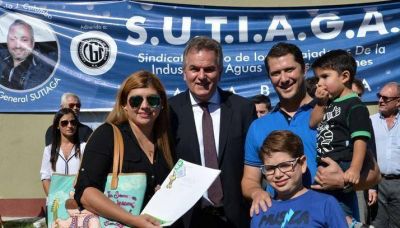 El sindicato de trabajadores de Agua y Gaseosas celebr� la entrega de viviendas a 194 familias