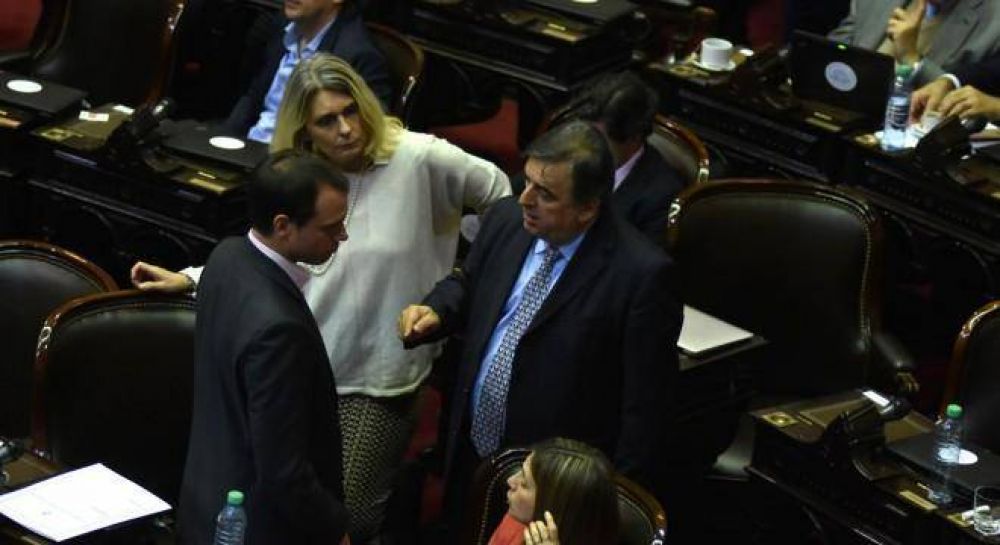 El Gobierno presiona para romper el bloque kirchnerista y echar a De Vido