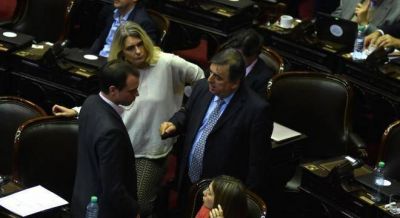 El Gobierno presiona para romper el bloque kirchnerista y echar a De Vido