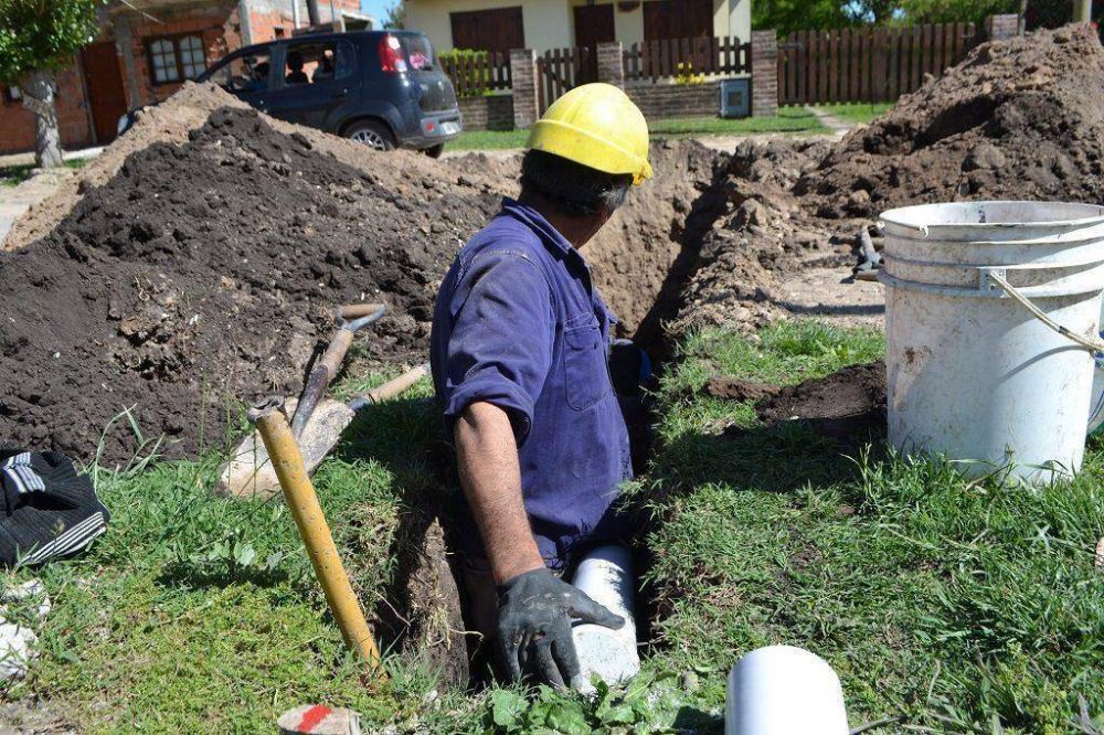 Reparan la ca�er�a cloacal de Coronel Vidal