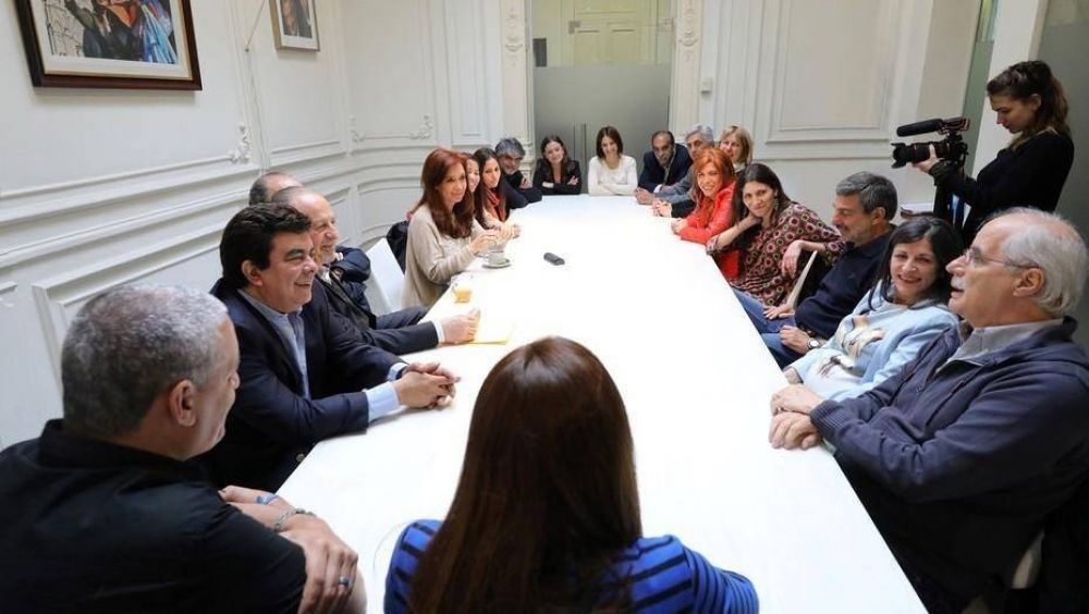 Cristina Kirchner busca mostrarse fuerte en la interna del PJ para evitar fugas
