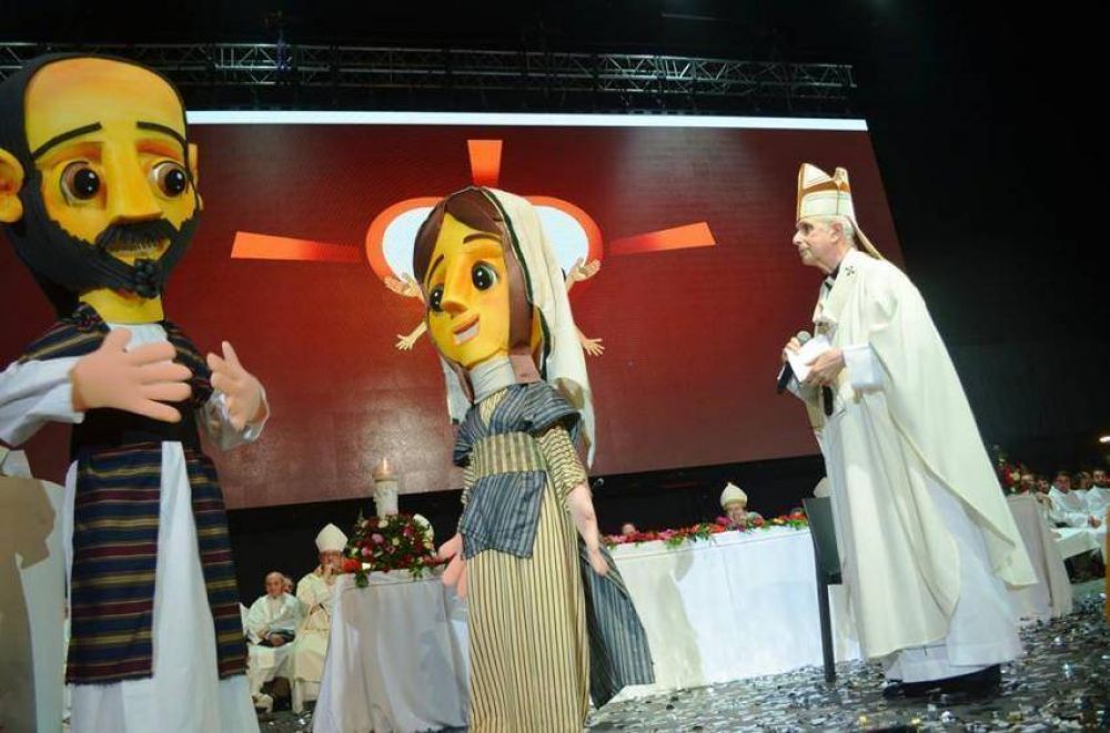 Miles de ni�os celebraron una misa en el Luna Park