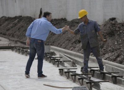 Esteban Echeverr�a: Gray recorri� el avance de la obra h�drica en 9 de Abril