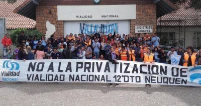 Abrazo al edificio de Vialidad Neuqu�n contra la privatizaci�n del organismo