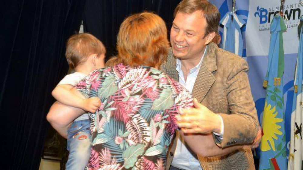 Cascallares entreg� escrituras a m�s de 200 familias de Brown