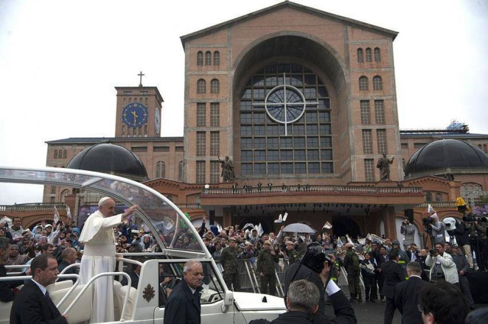 A 10 a�os de Aparecida, Francisco publica su primer libro sobre Latinoam�rica