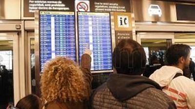 Cinco gremios van a una huelga por 24 horas que afectar� vuelos de Aerol�neas y Austral