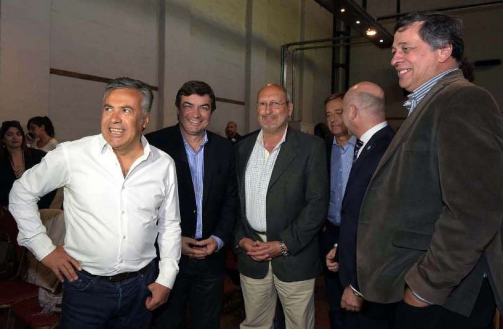 Cornejo piensa en un ministro o un intendente como sucesor