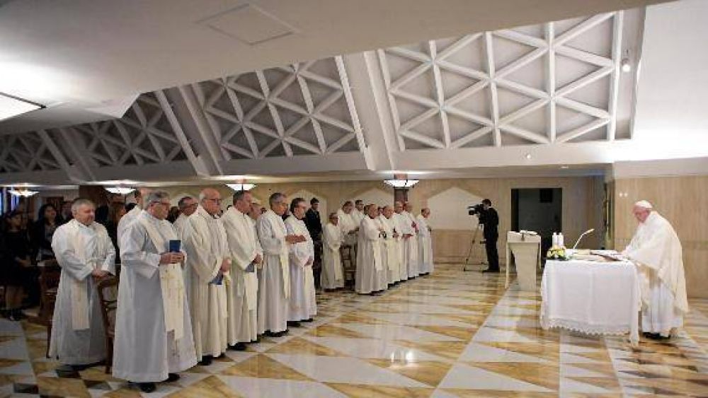 El Papa: quien sigue la va del clericalismo busca poder o dinero