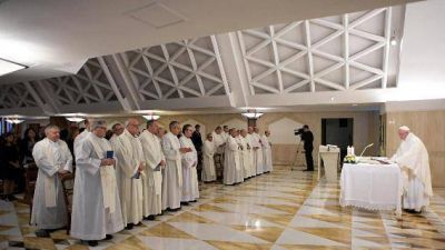 El Papa: quien sigue la v�a del clericalismo busca poder o dinero